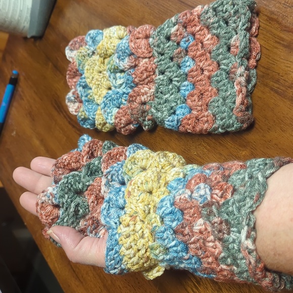 Hand Crafted Luxury Dragon Scale/ Mermaid Fingerless Texting Gloves - Picture 3 of 5